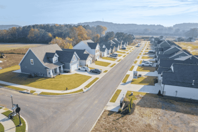 Streetscape of a Pratt Home Builders new home community near Chattanooga, TN with sidewalks and landscaped yards