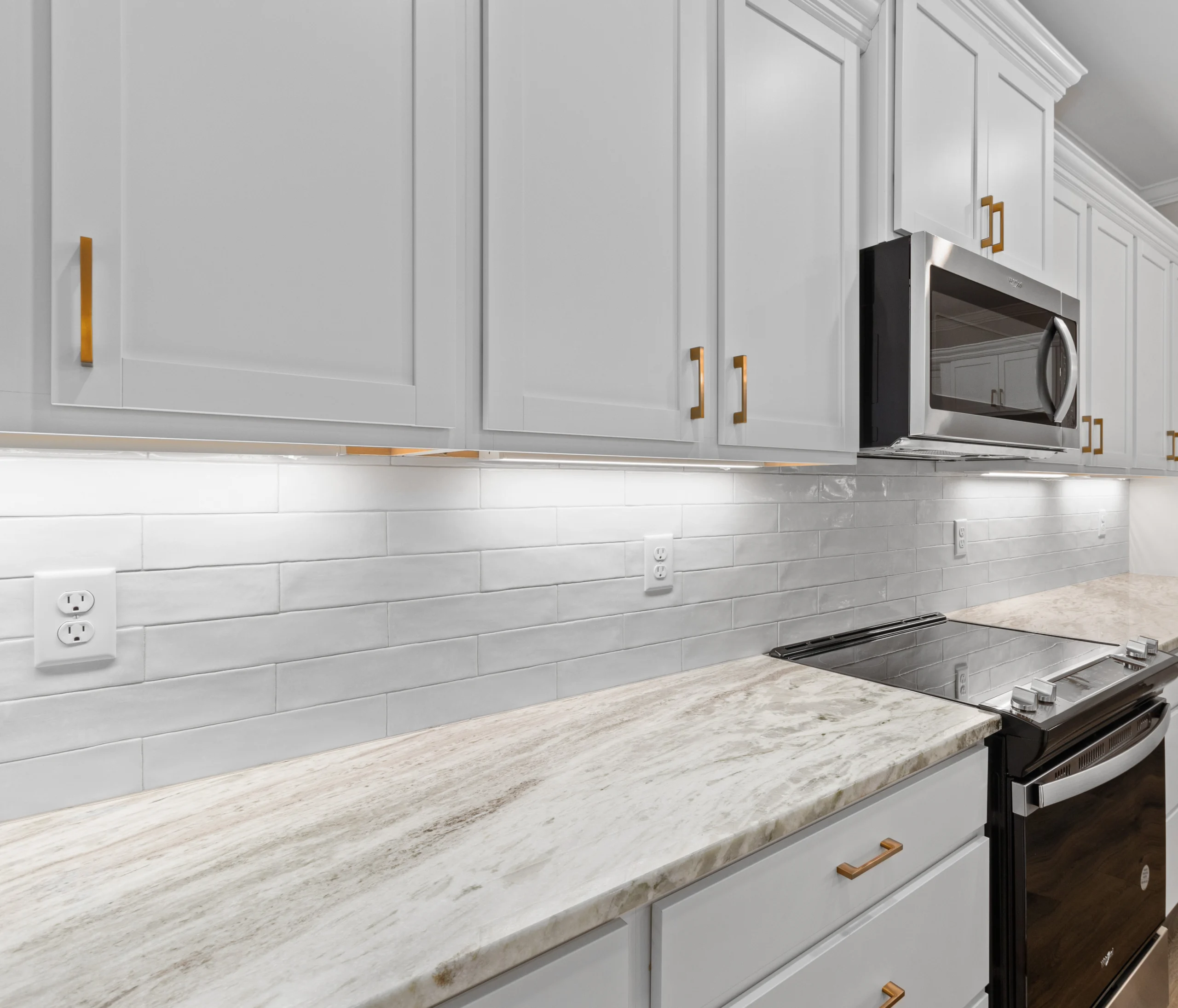 Modern kitchen with white cabinets, granite countertops, stainless steel appliances by Pratt Home Builders in Chattanooga TN.